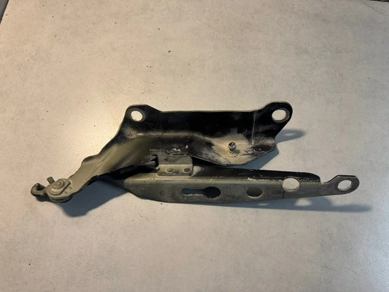 Петля капота Volvo XC90 30716883, правая