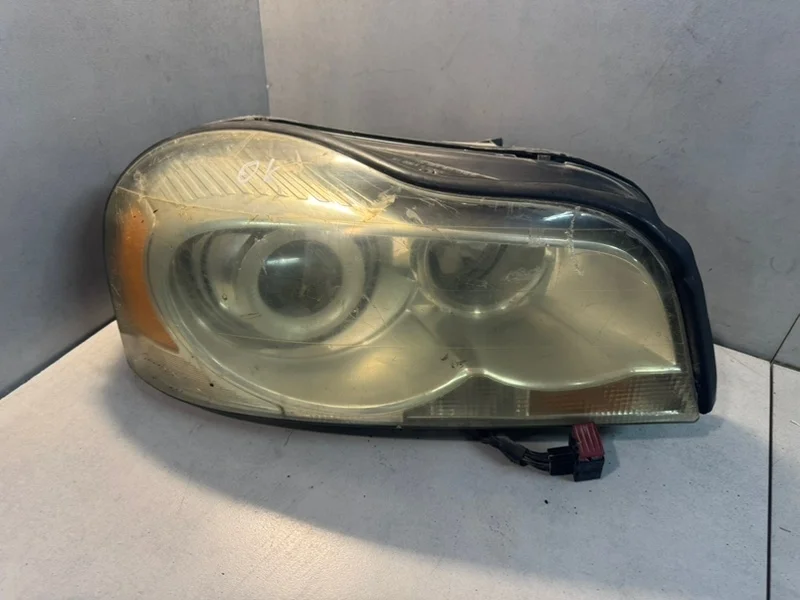 Фара ксеноновая Volvo XC90 2007 31111846, правая