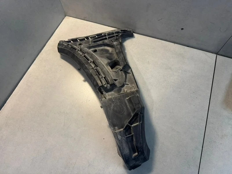 Кронштейн переднего бампера Volvo XC90 30698129, правый