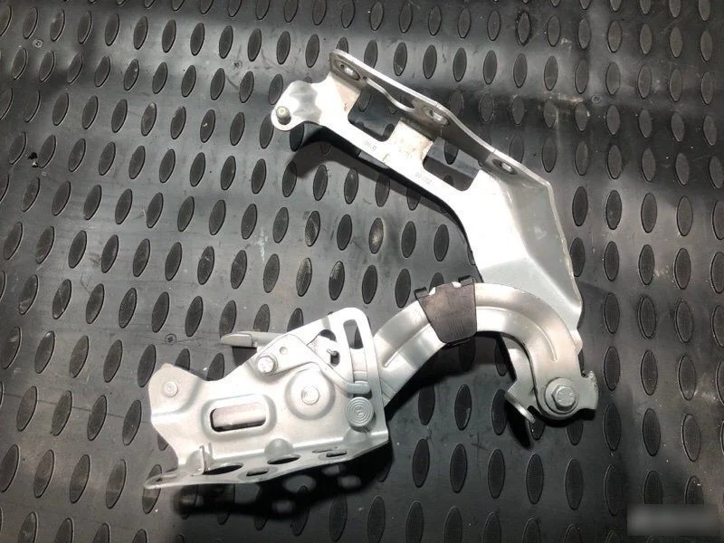 Петля капота Mercedes-Benz C-класс AMG W205/S205/C205/A205 (2014—2018)