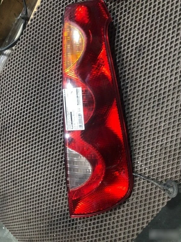 Фонарь правый Nissan Note E11 (2005—2009)