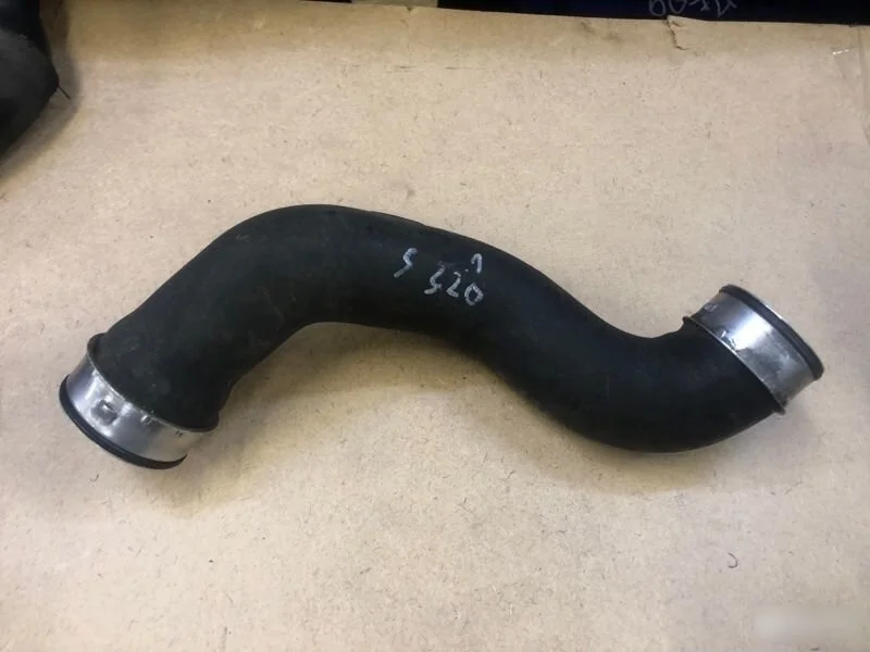 Патрубок интеркуллера левый Mercedes-Benz S-класс W220 (1998—2005)