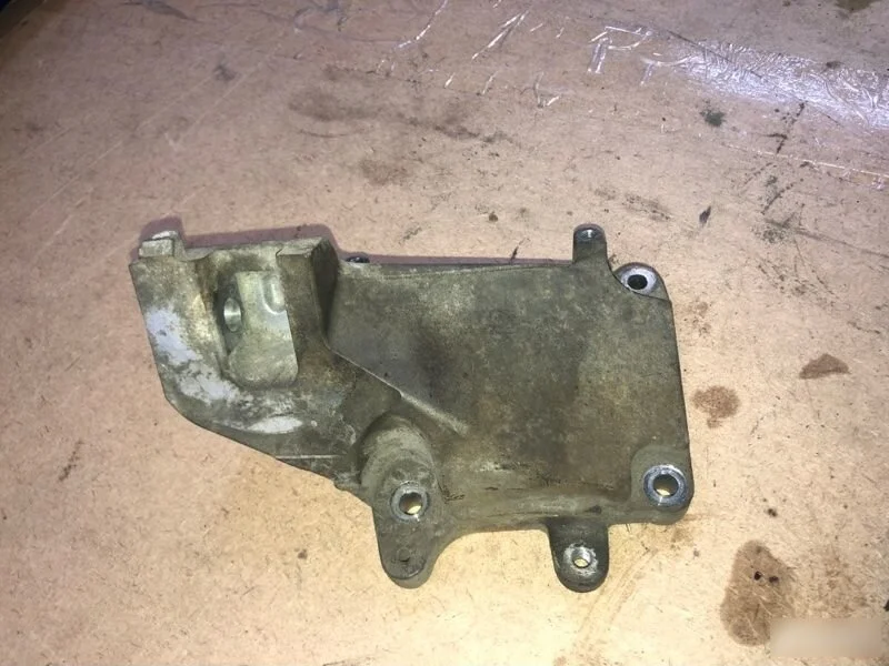 Кронштейн двигателя правый Mercedes-Benz M-класс W166 (2011—2015)