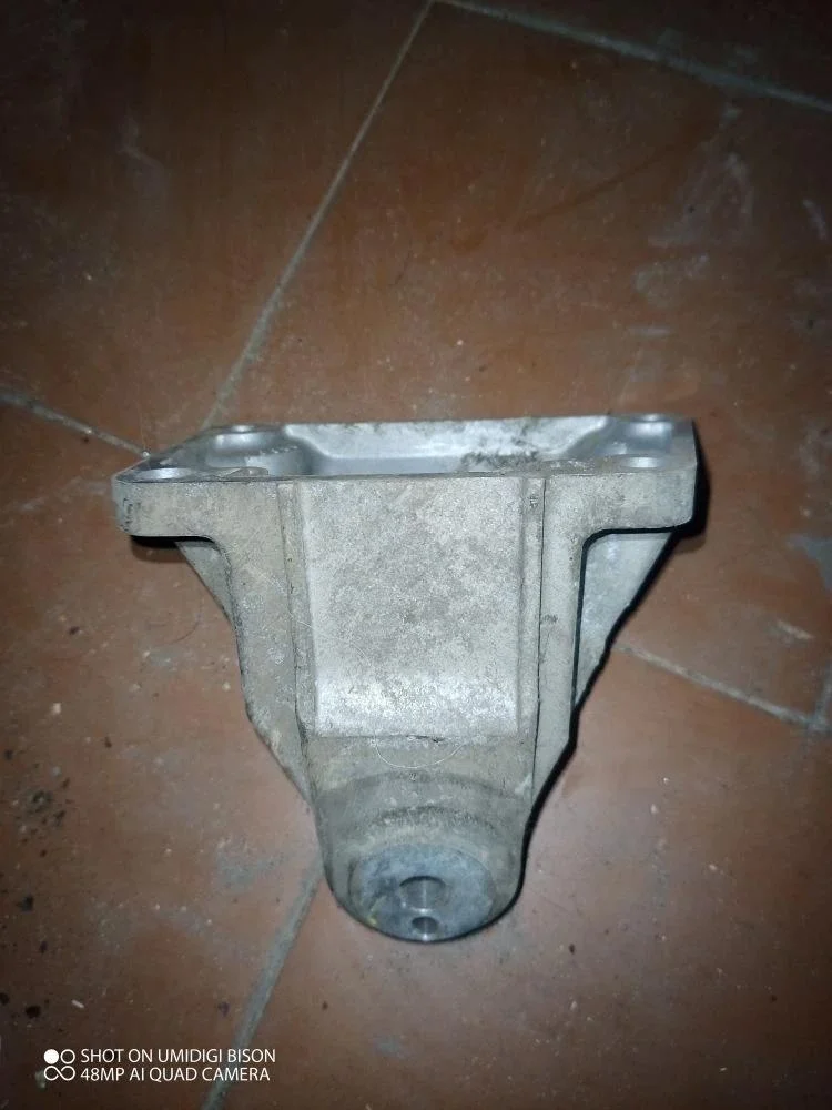 Кронштейн двигателя левый Lexus IS II (2005—2008)