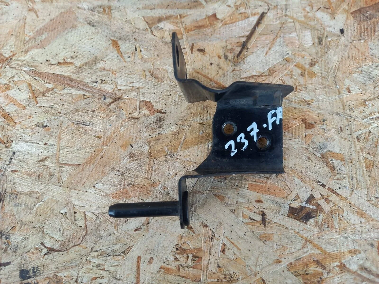 Кронштейн бампера Mitsubishi Pajero 4 пер. прав.