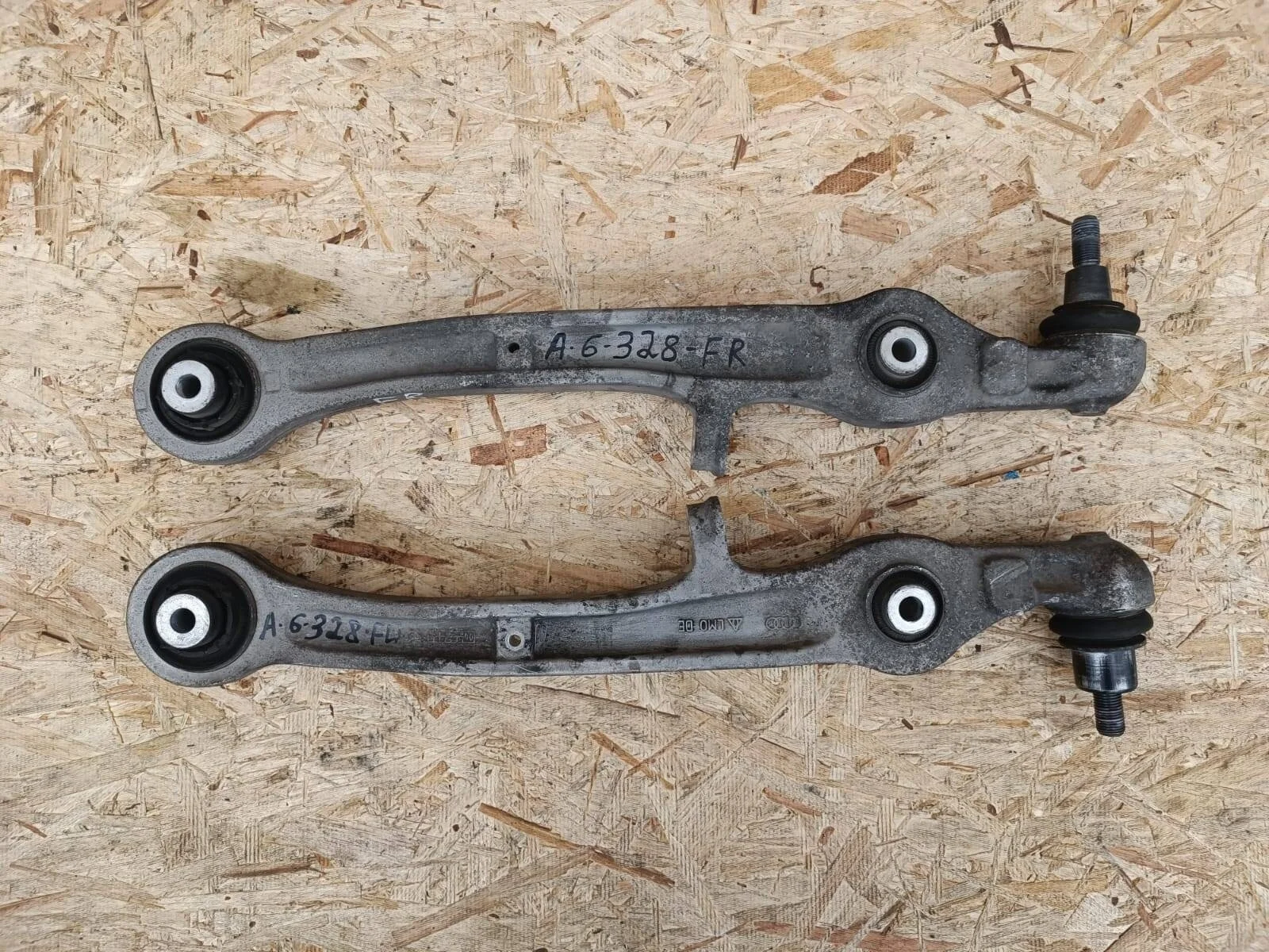 Рычаг передний Audi A4 B7 нижний прямой к-т