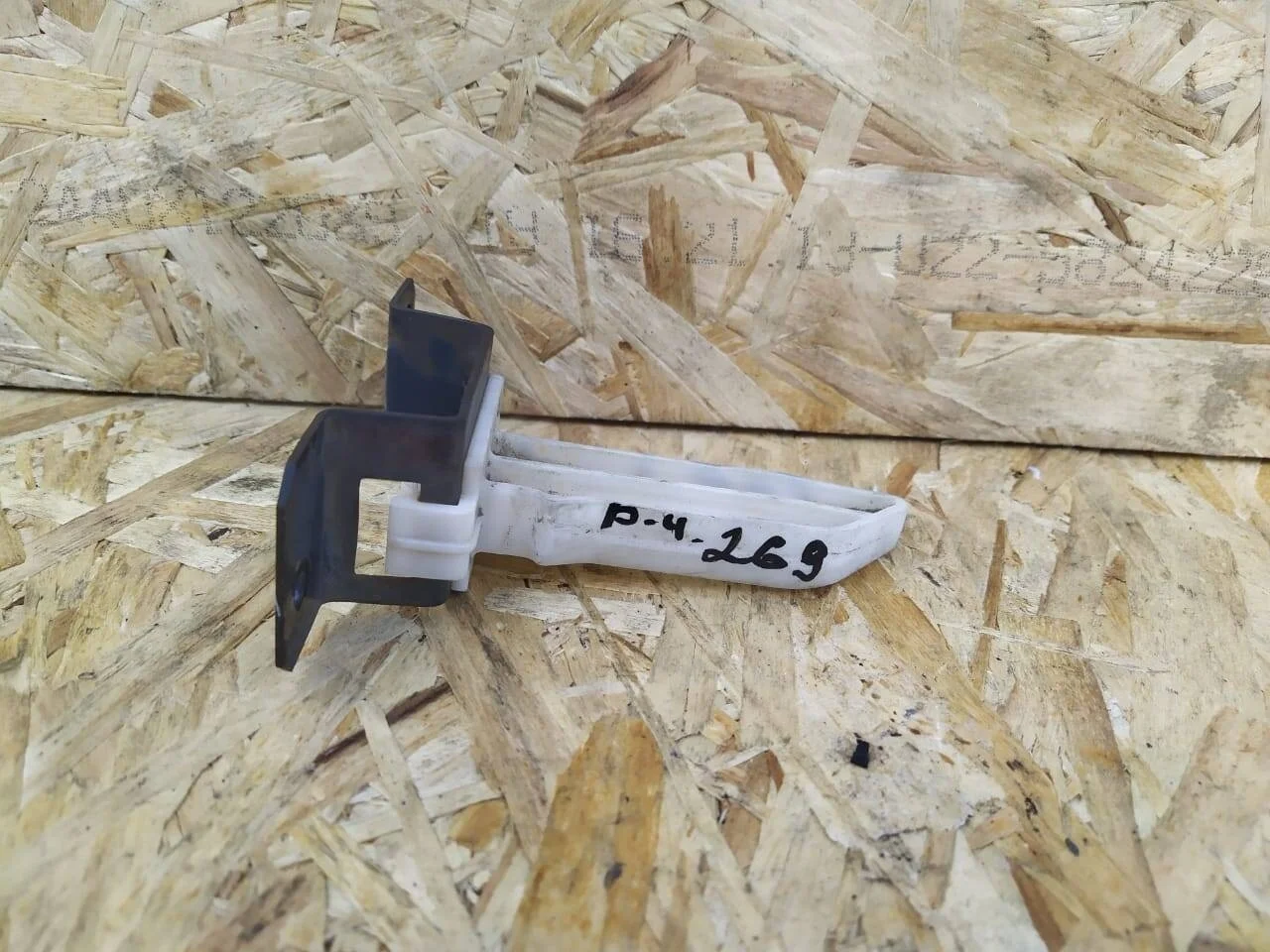 Фиксатор калитки Mitsubishi Pajero 4