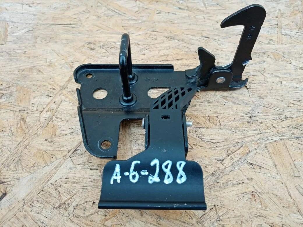 Крючок капота Audi A6 C6