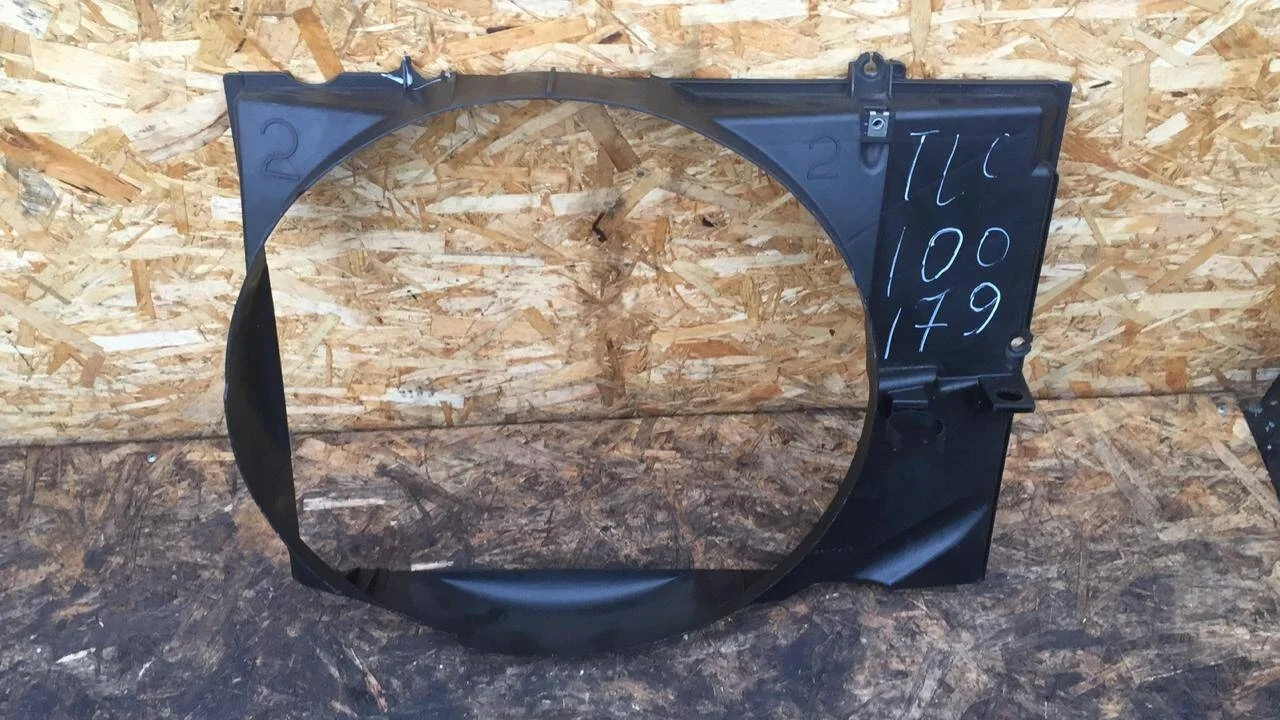 Диффузор радиатора Toyota Land Cruiser 100 дефект