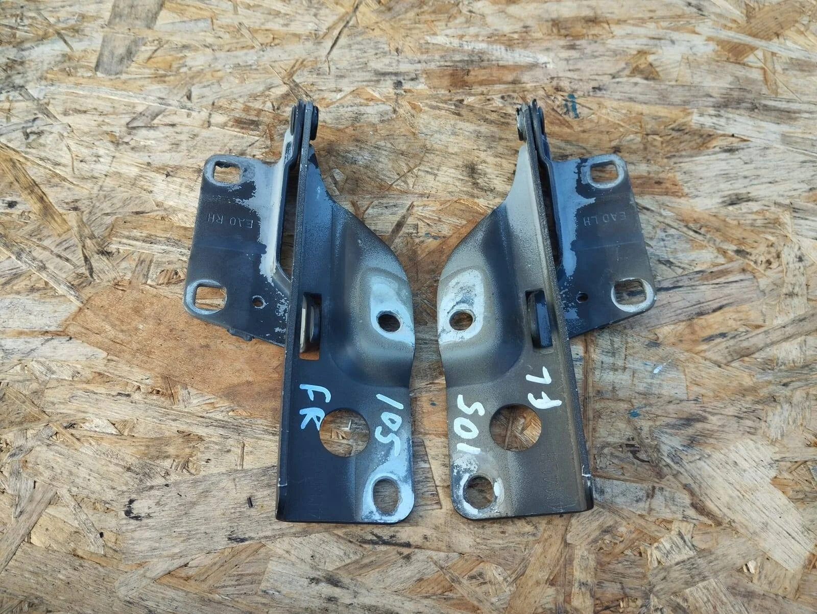 Петля капота Nissan Navara D40/Pathfinder R51