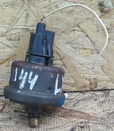 Датчик давления масла Toyota Land Cruiser 100