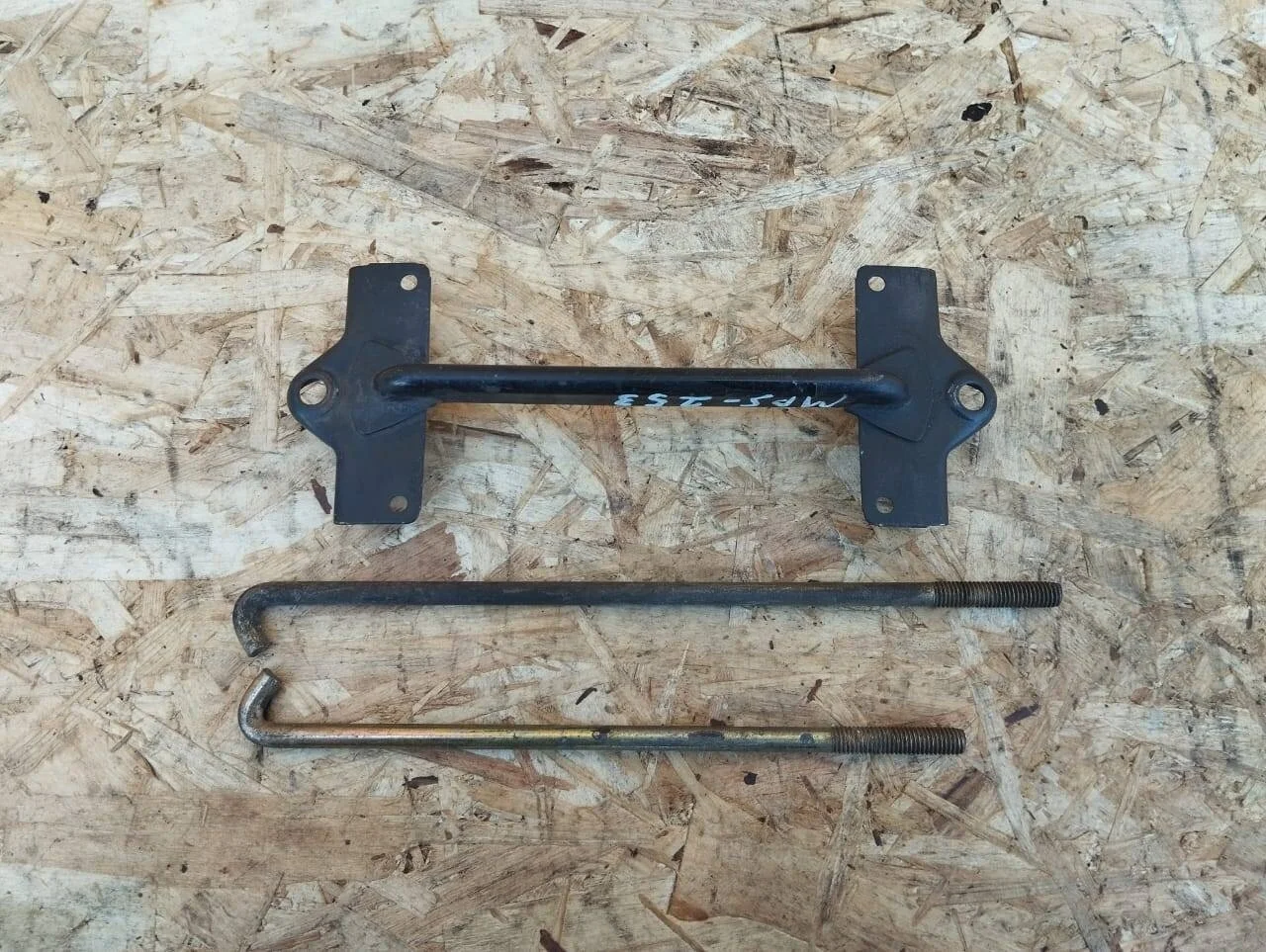 Крепление аккумулятора Mitsubishi Pajero Sport K9