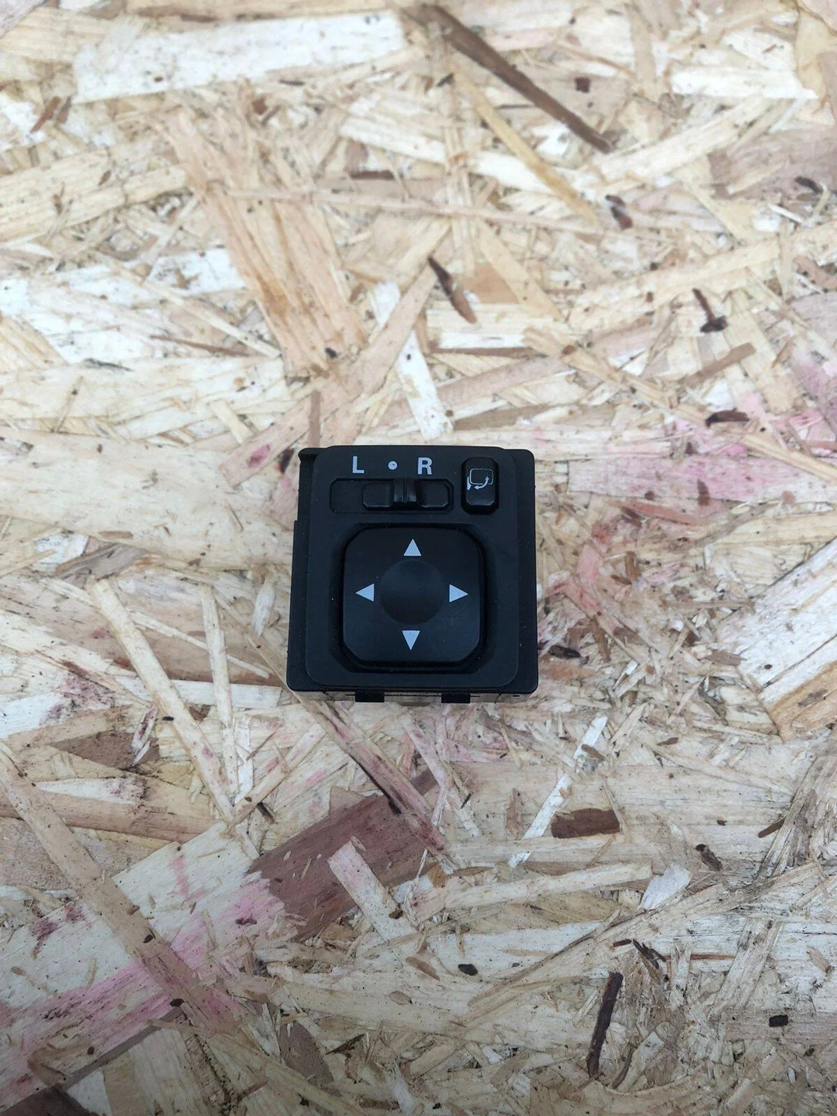 Кнопка регулировки зеркал Mitsubishi Pajero 4