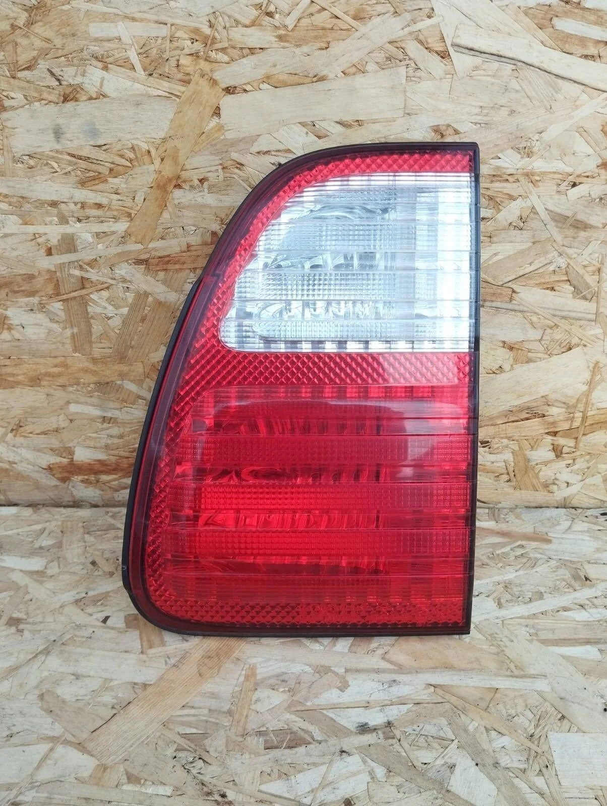 Фонарь Lexus LX470 задний правый в борт