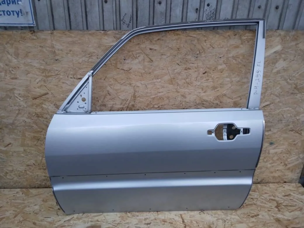 Дверь Mitsubishi Pajero 4 левая 3-х дверка silver