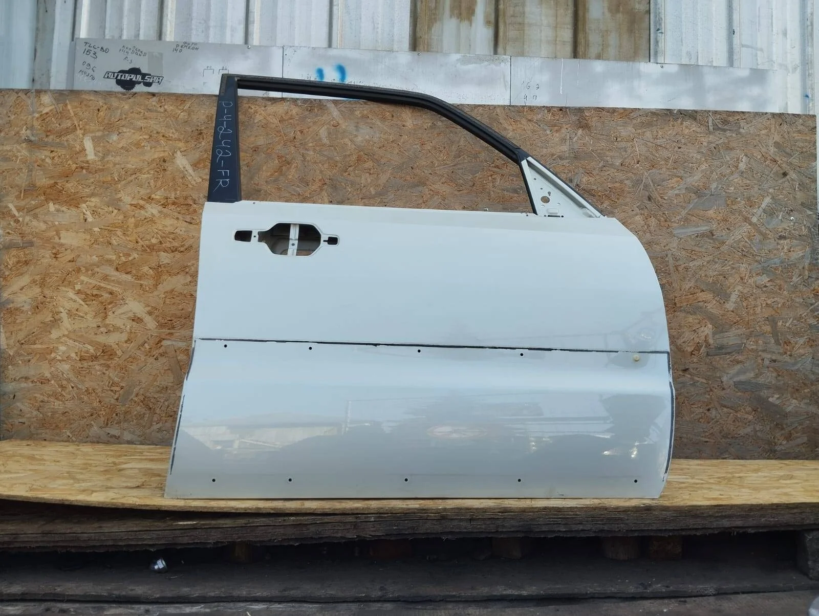 Дверь Mitsubishi Pajero 4 передняя правая Белая