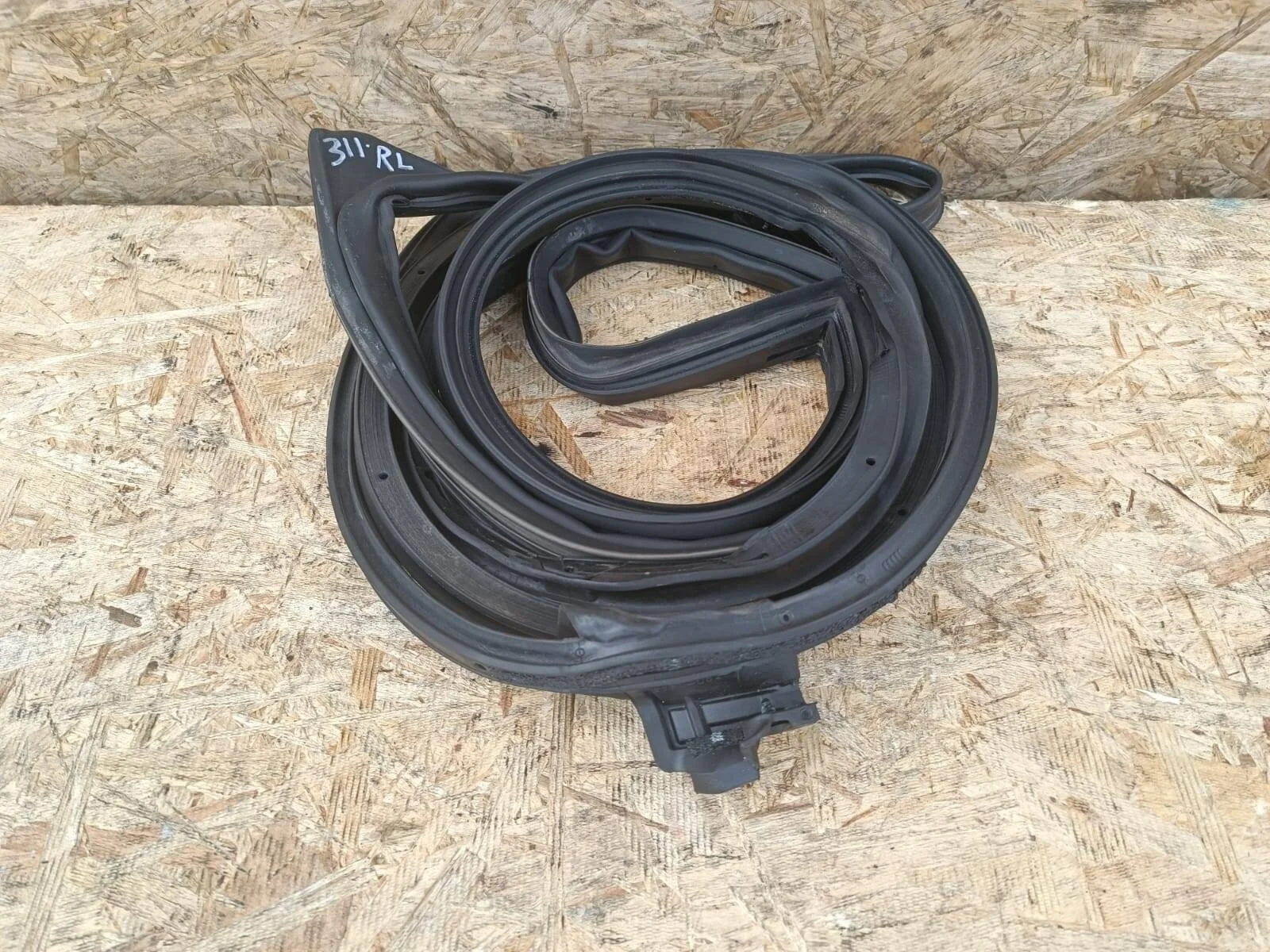 Уплотнитель двери Toyota Land Cruiser 200 зад. лев