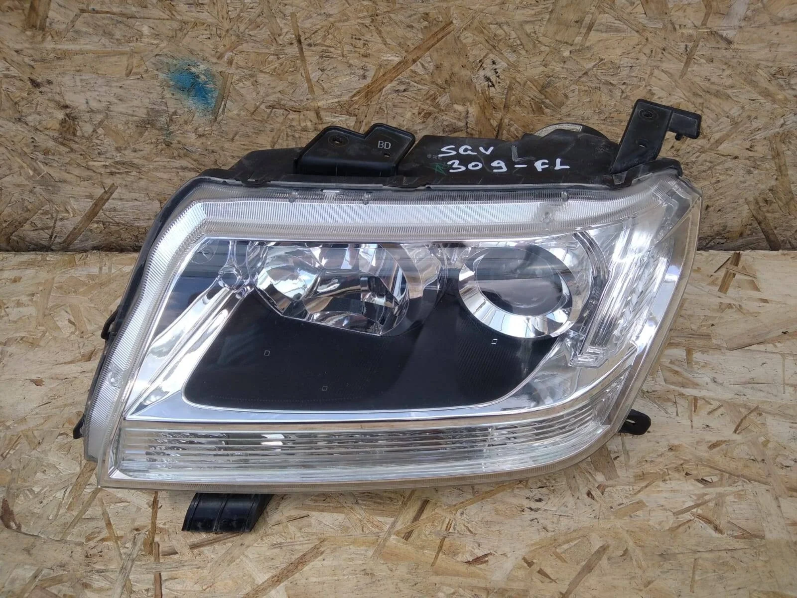 Фара Suzuki Grand Vitara левая ксенон