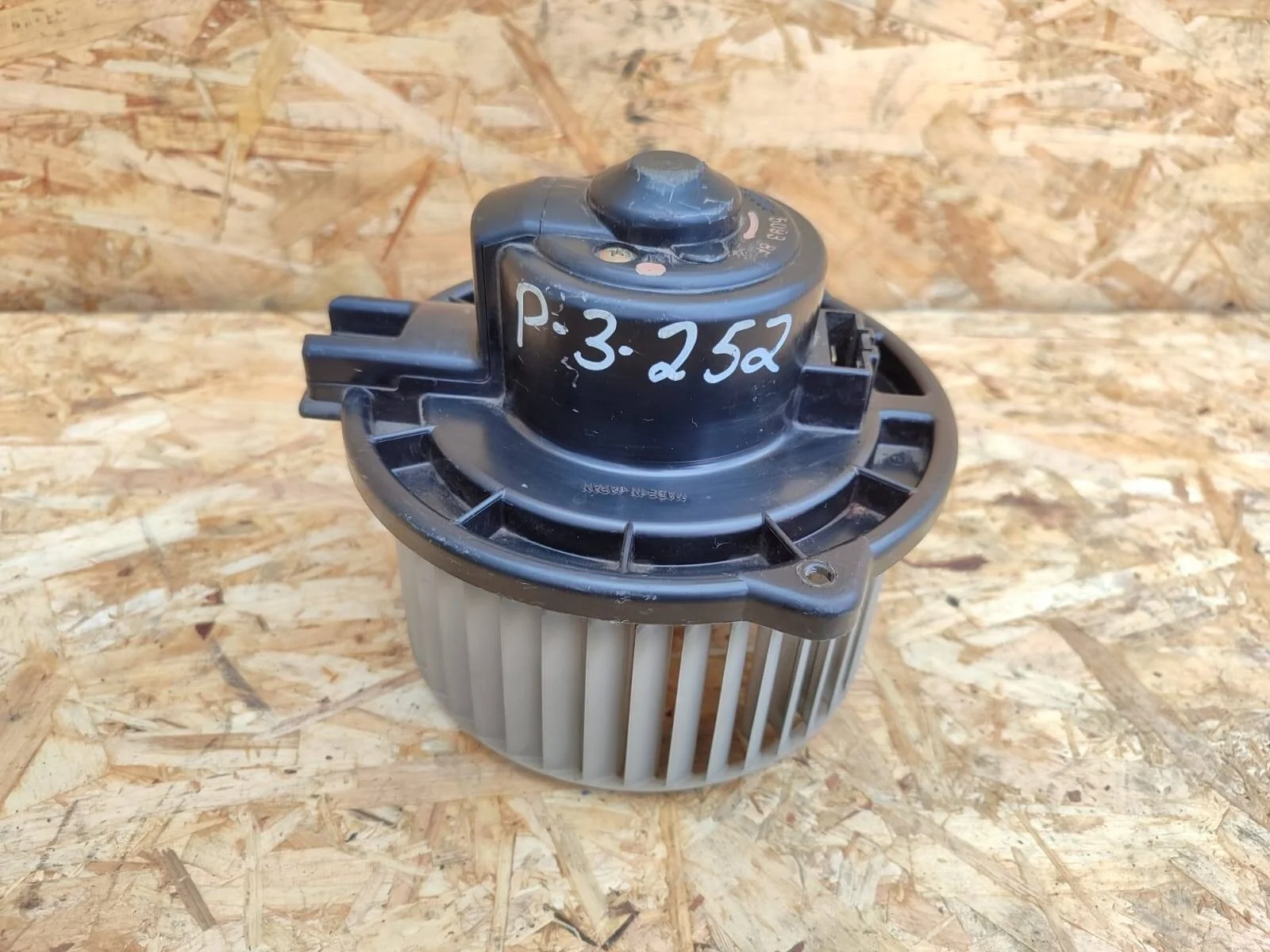 Мотор отопителя Mitsubishi Pajero 3 передний