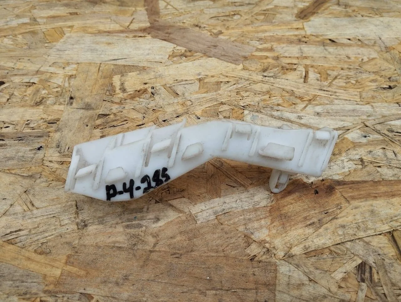 Кронштейн бампера Mitsubishi Pajero 4 правый