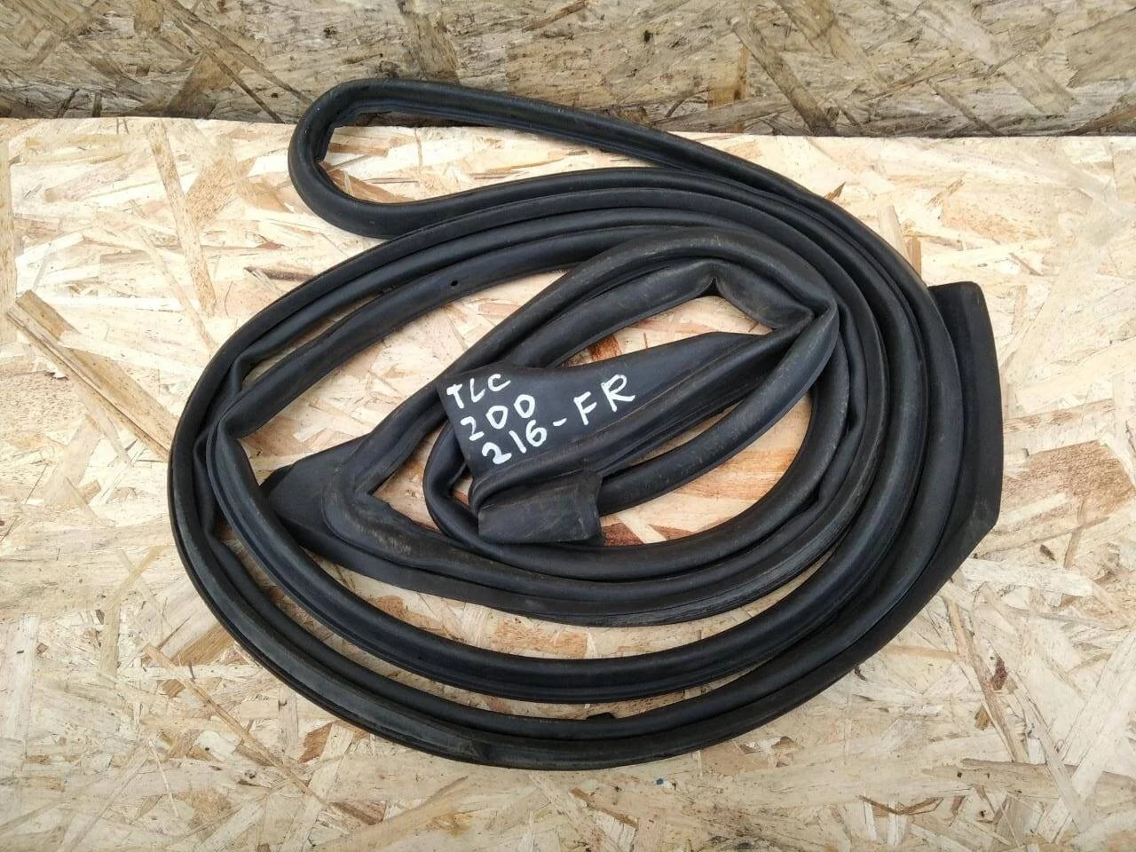 Уплотнитель двери Toyota Land Cruiser 200 пер. пр.