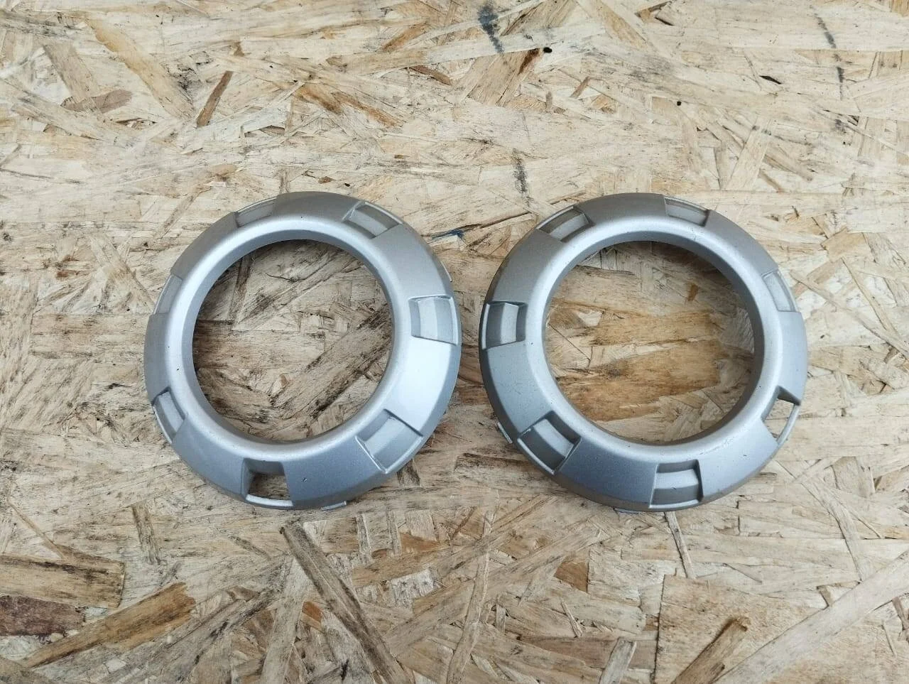 Рамка фары противотуманной Mitsubishi Pajero 4 к-т