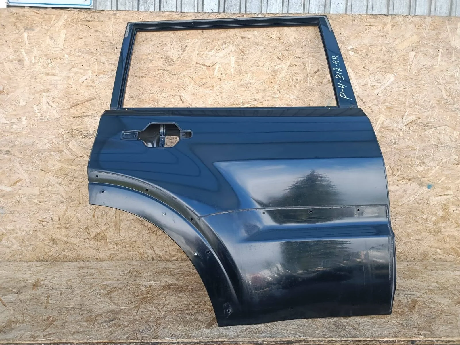 Дверь Mitsubishi Pajero 4 задняя правая Не ржавая  Цвет-X24