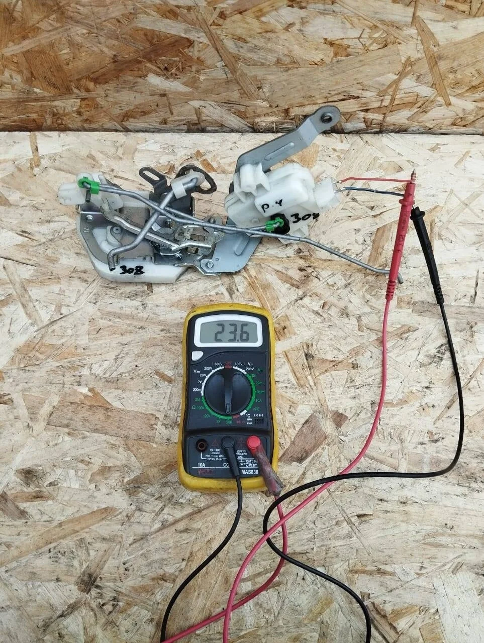 Замок двери багажника Mitsubishi Pajero 4