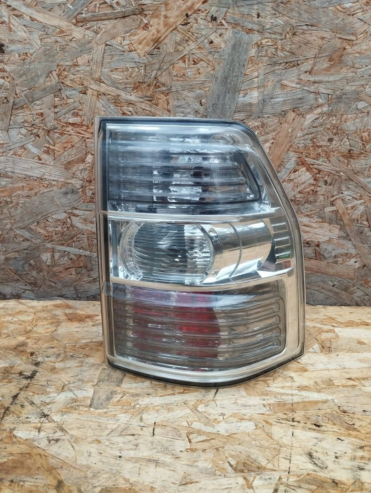 Фонарь Mitsubishi Pajero 4 задний правый Оригинал