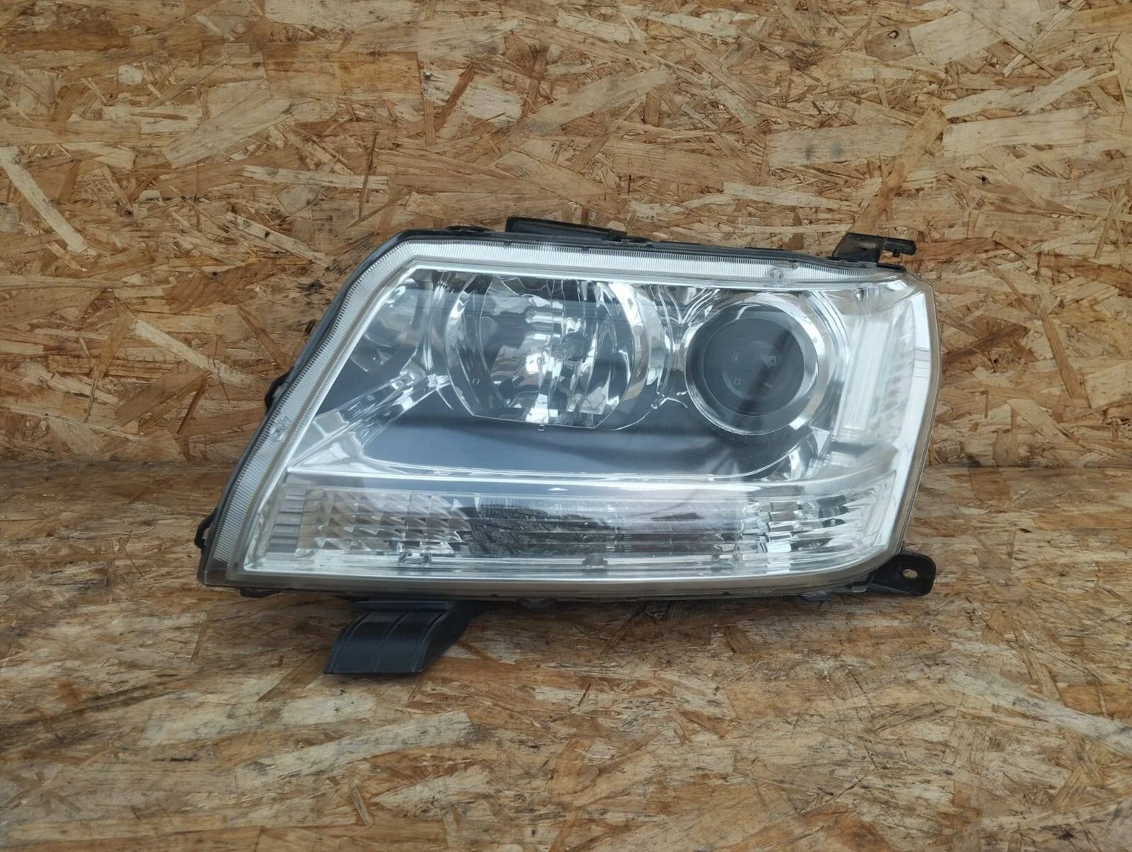 Фара Suzuki Grand Vitara левая ксенон xenon без блока розжига