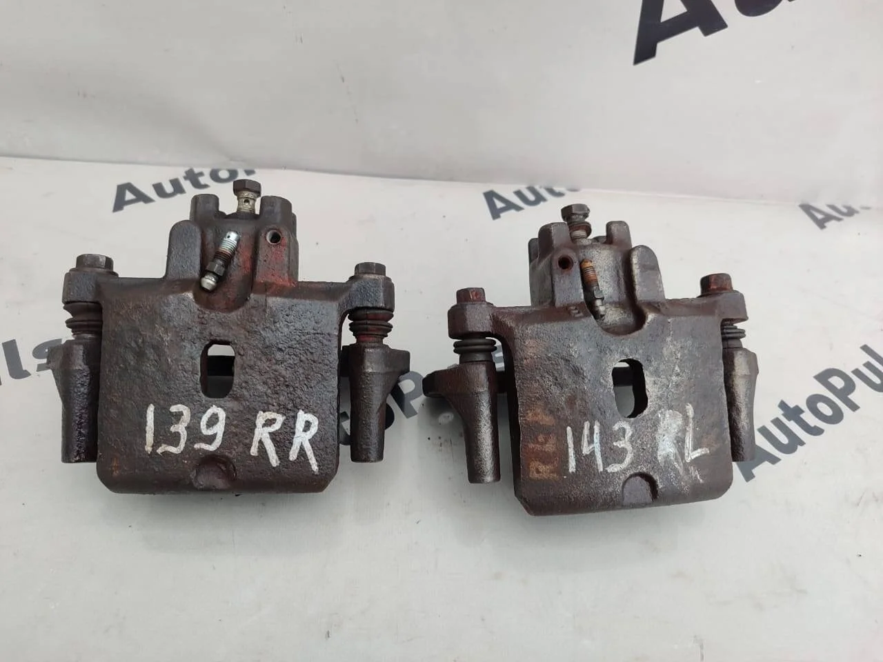 Суппорт Mitsubishi Pajero 3 задний комплект 2шт