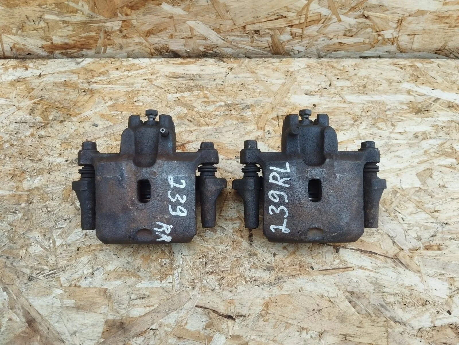 Суппорт Mitsubishi Pajero 4 задний комплект Оригинал