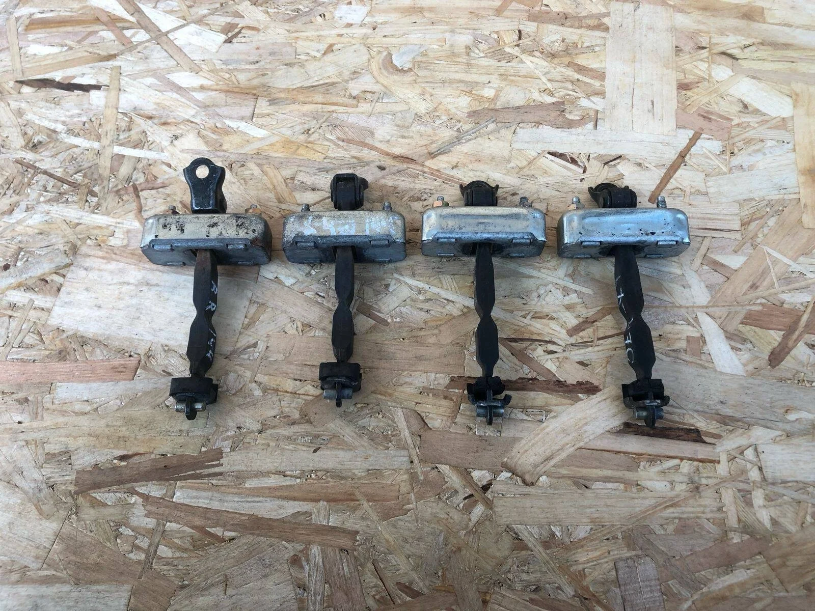 Ограничитель двери Toyota Land Cruiser 100 1998-2001гг. комплект 4 шт.