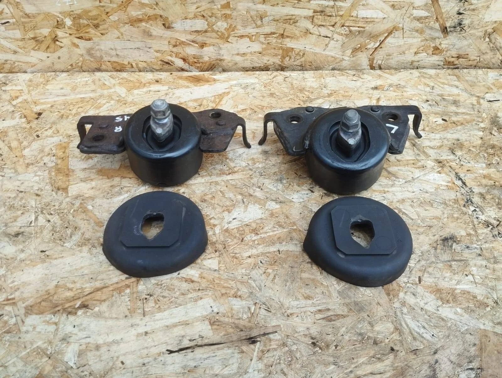 Опора двигателя Toyota Land Cruiser 200 2UZ Бензин Оригинал комплект