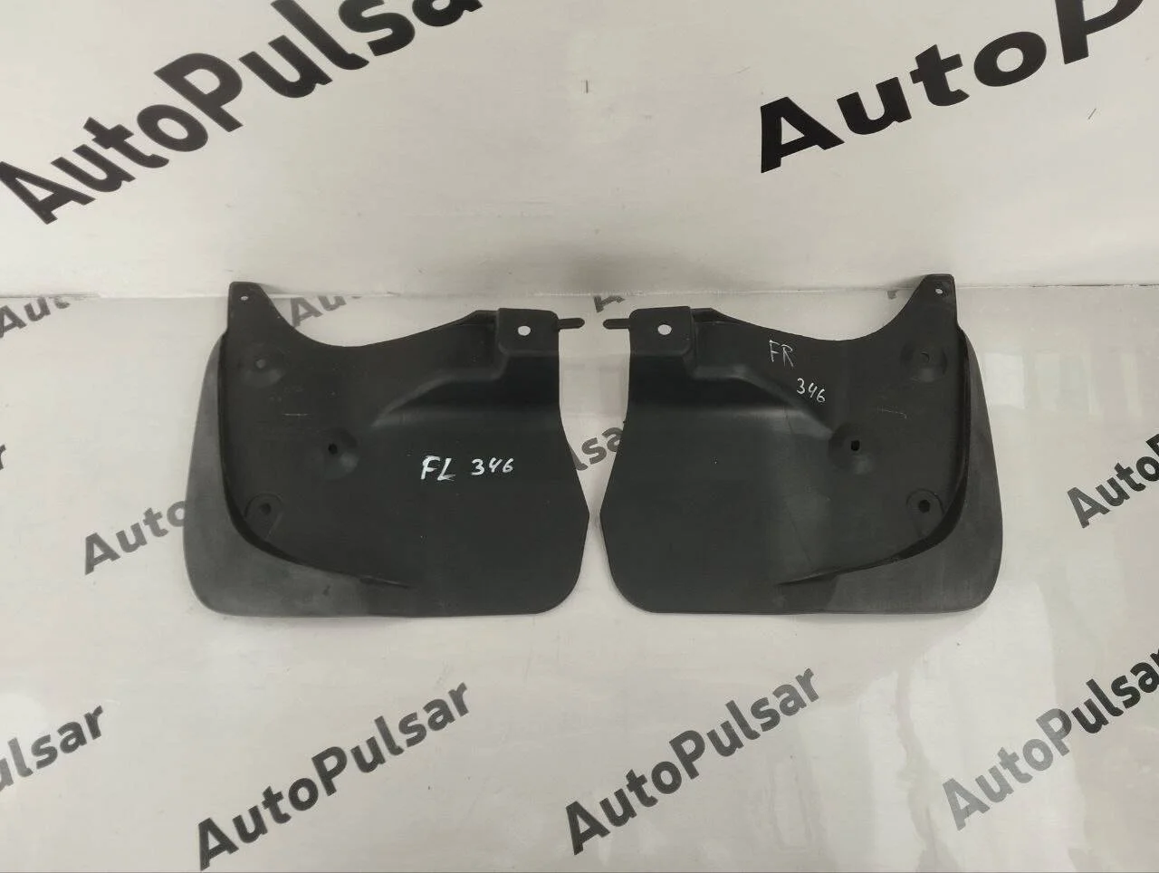 Брызговик передний Toyota Land Cruiser 200 к-т Оригинал Трещин нет