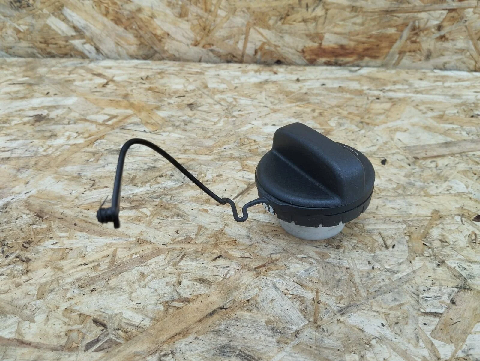 Крышка топливного бака Toyota Land Cruiser 200 оригинал