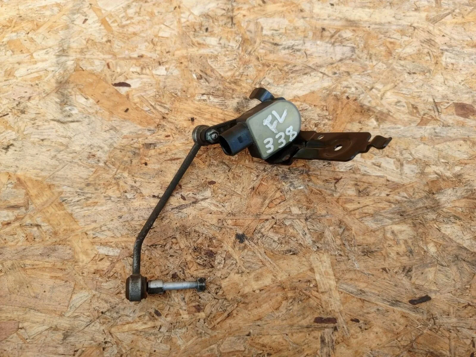 Датчик уровня кузова Audi A6 C6 перед.