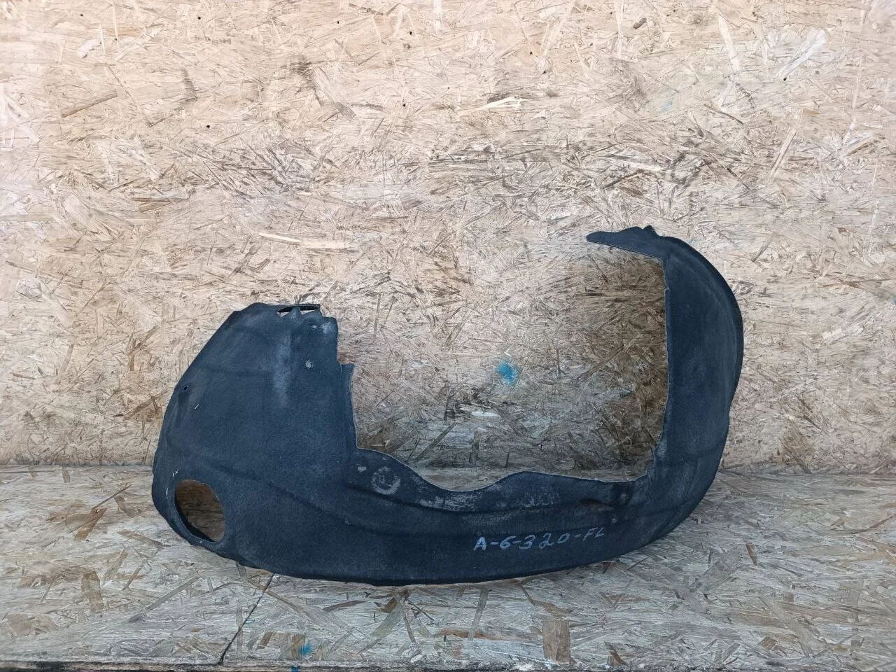 Подкрылок Audi A6 C6 передний левый