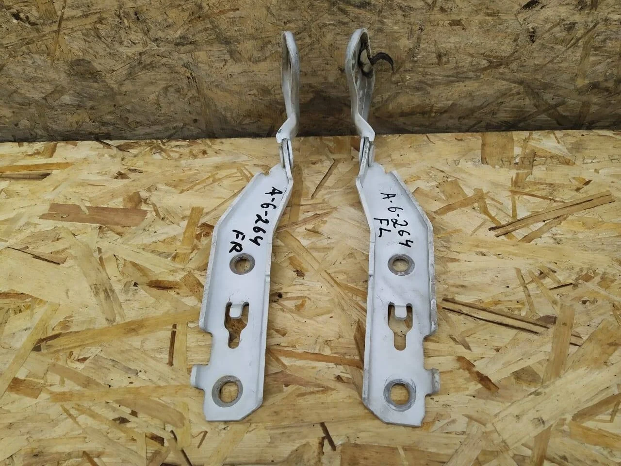 Петля капота Audi A6 C6 комплект