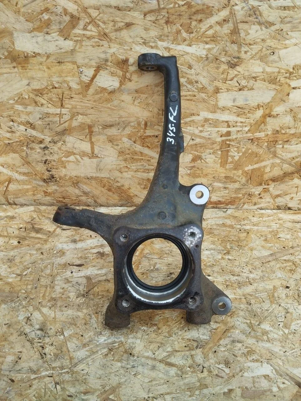 Кулак Toyota Land Cruiser 200 2008-2015гг. передний левый ОРИГИНАЛ