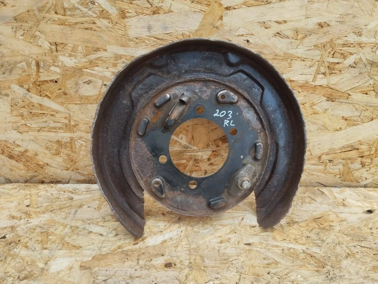 Щиток тормозного диска Mitsubishi Pajero 3 задний левый