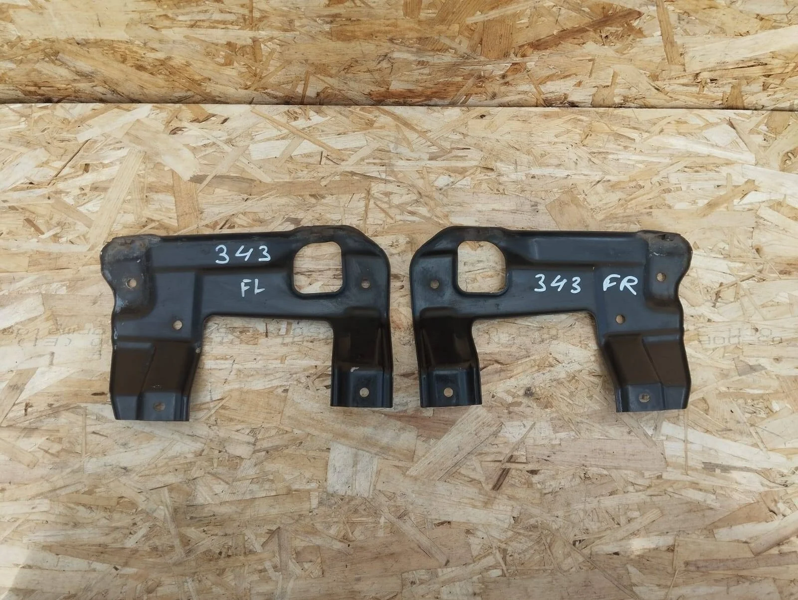 Кронштейн бампера Mitsubishi Pajero 4 нижний к-т Оригинал