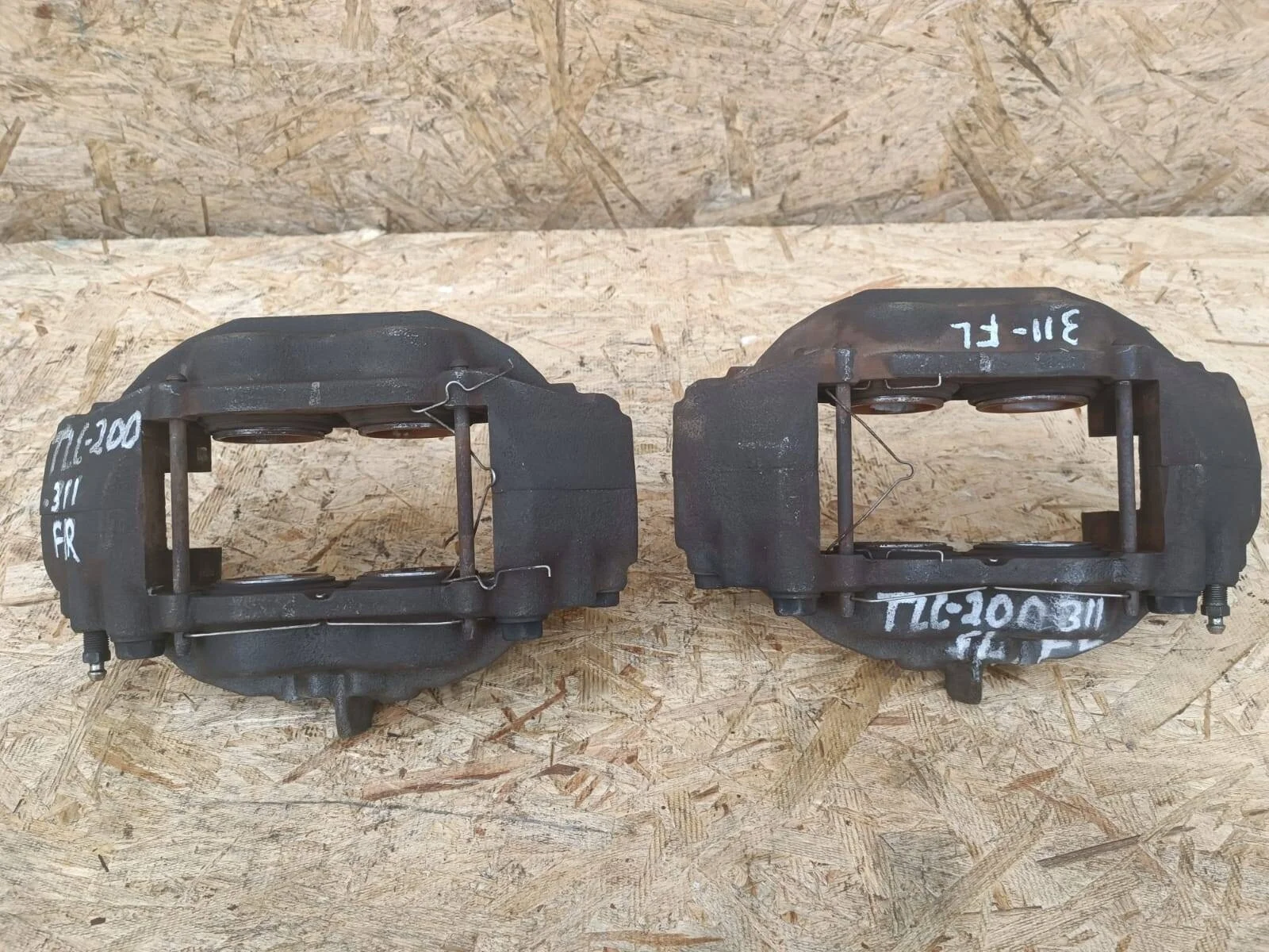 Суппорт Toyota Land Cruiser 200 2008-2015гг. передние комплект Оригинал