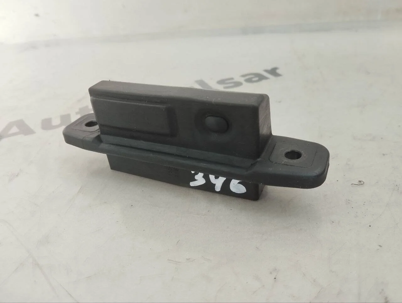 Кнопка открывания двери багажника Toyota Land Cruiser 200 2008-2015гг. оригинал