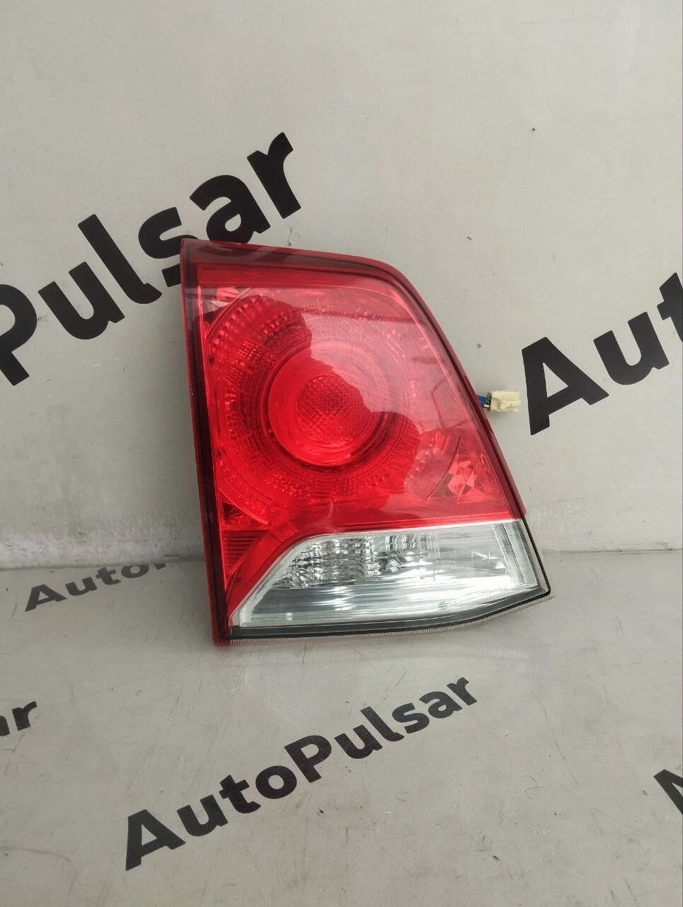 Фонарь задний Toyota Land Cruiser 200 2012-2015гг. левый внутренний оригинал без дефектов