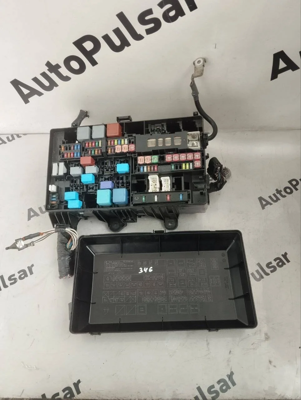 Блок предохранителей подкапотный Toyota Land Cruiser 200 в сборе оригинал