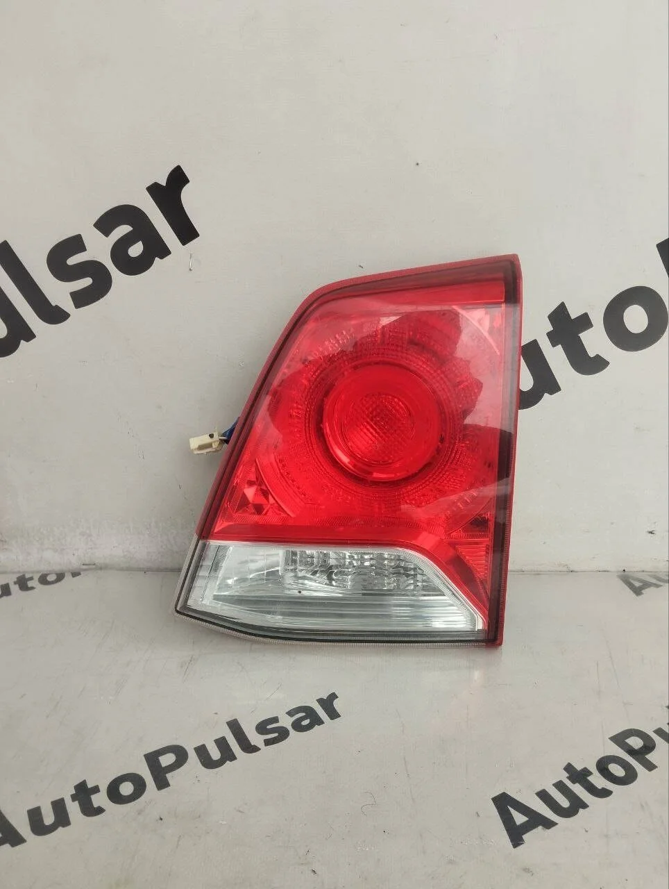 Фонарь задний Toyota Land Cruiser 200 2012-2015гг. правый внутренний оригинал без дефектов