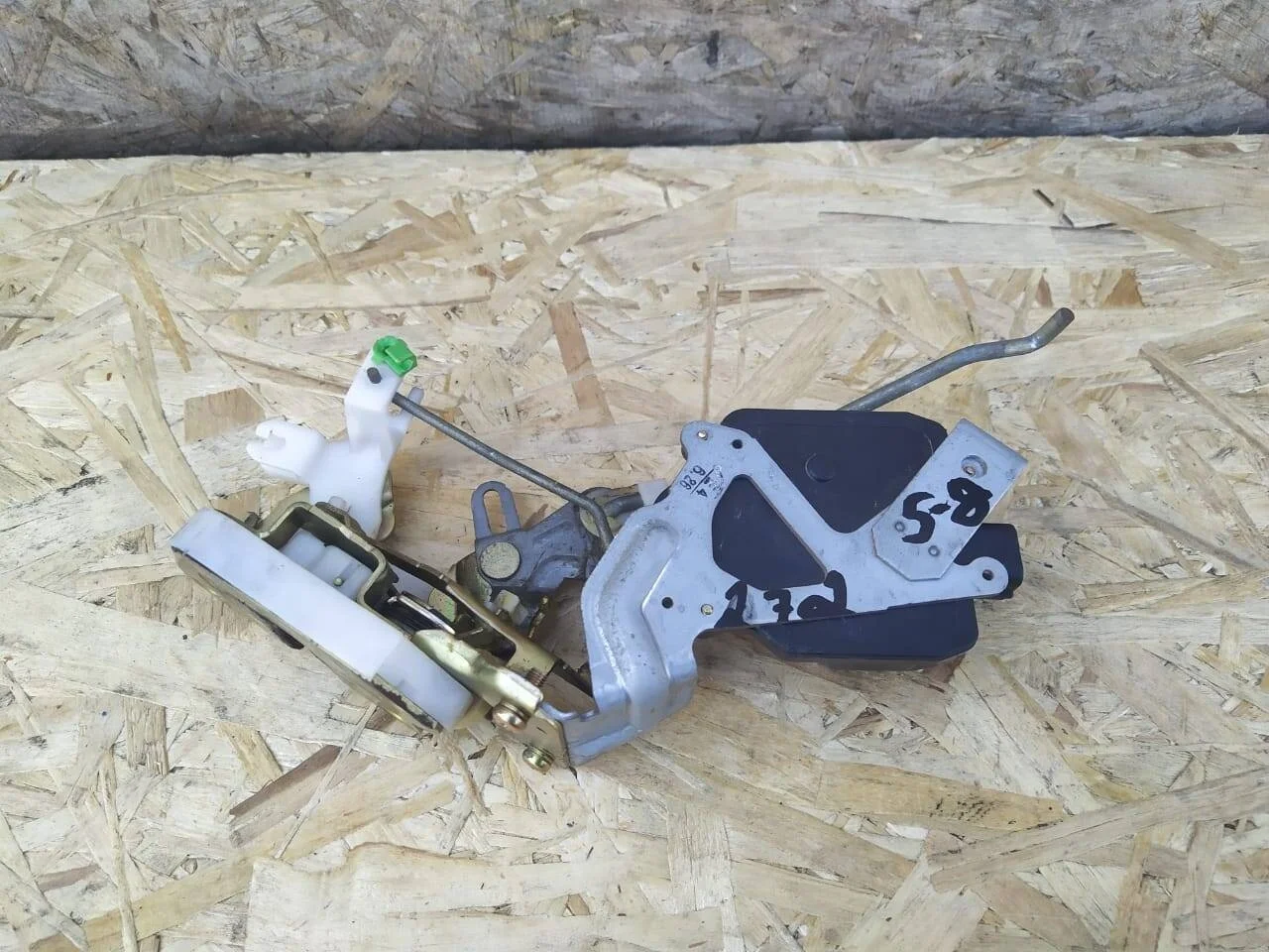 Замок крышки багажника Mitsubishi Pajero 3 с актуатором