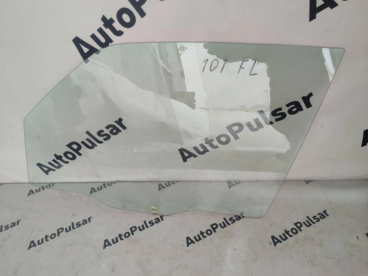 Стекло двери Mitsubishi Pajero 4 переднее левое AGC