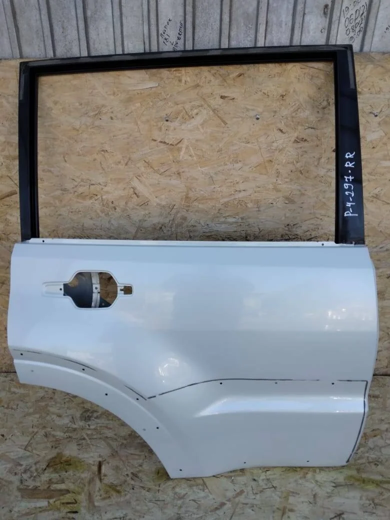 Дверь Mitsubishi Pajero 4 задняя правая Не Ржавая Не восстановленная